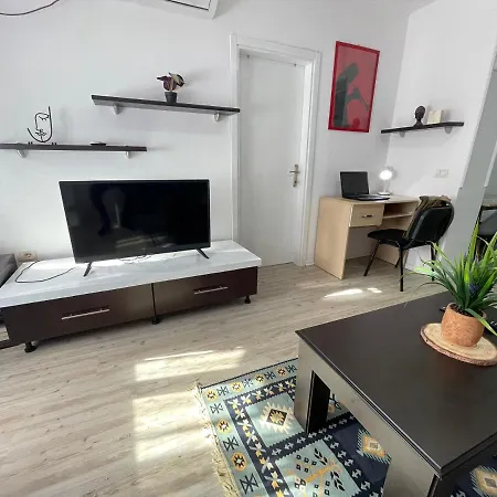 Downtown Boulevard Enchanting Apartment! * 티라나