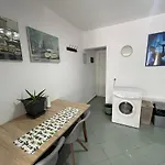 Downtown Boulevard Enchanting Apartment! アパート ティラナ